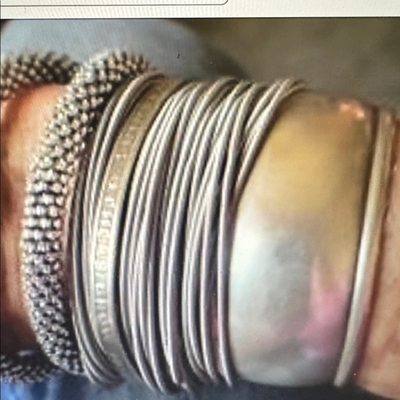 Emerson & Oliver Stretch Bracelets. 12 Silver tone & 12 Gold Tone. VGUC - Picture 11 of 12